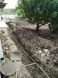 PROSES PEMBANGUNAN SALURAN DRAINASE SEKITAR KANTOR DESA NGAWU