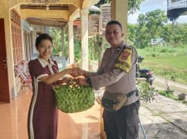 Bhabinkamtibmas Kalurahan Ngawu Salurkan Bantuan Baznas untuk Ibu Hamil Risiko Tinggi